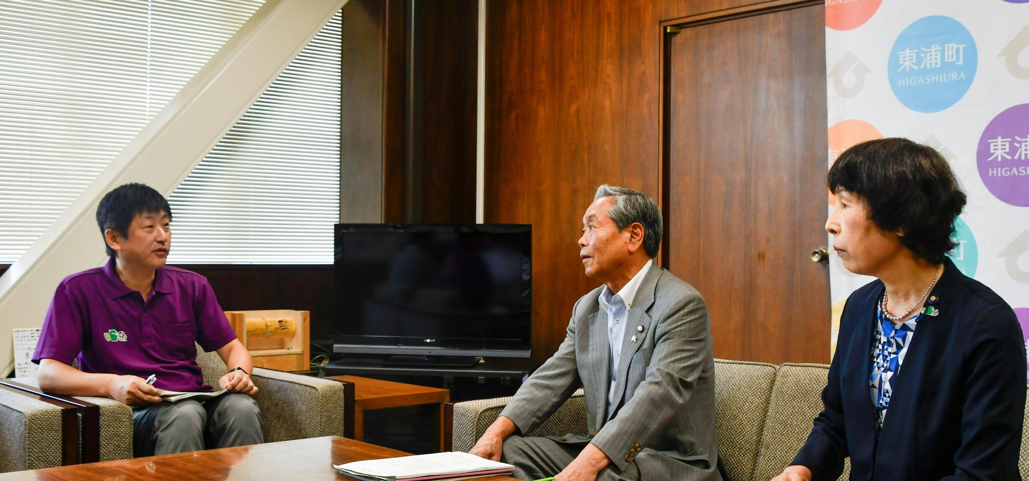 阿知波監査委員と秋葉監査委員が町長と意見交換している様子