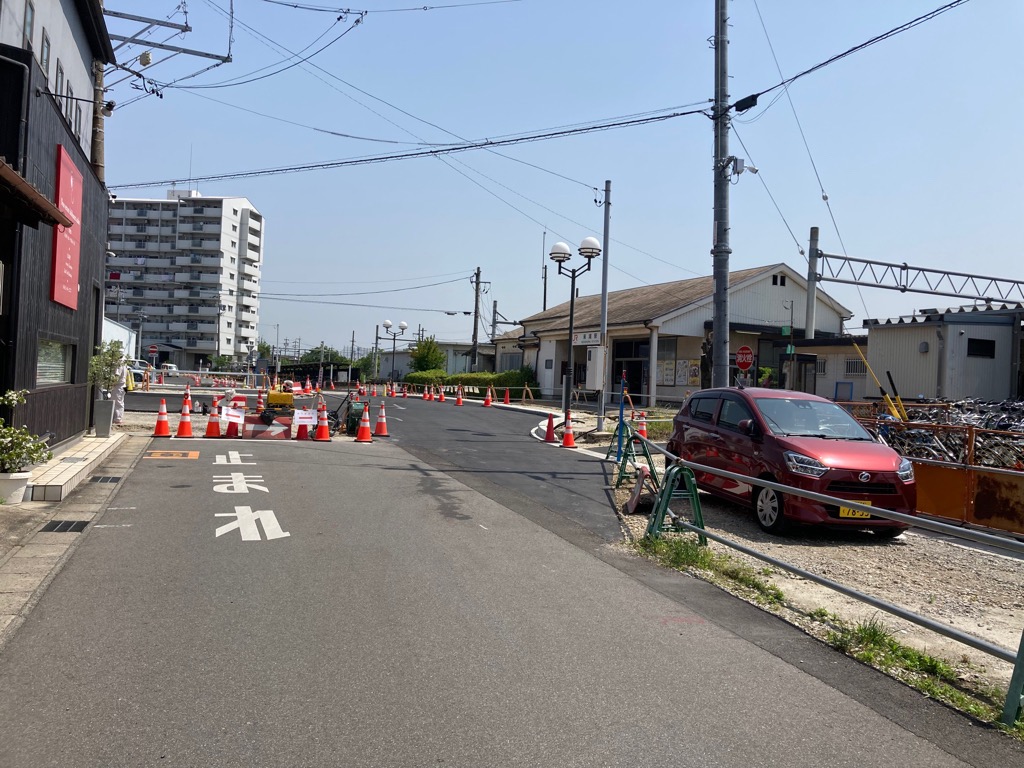 南側から東浦駅舎方向へ
