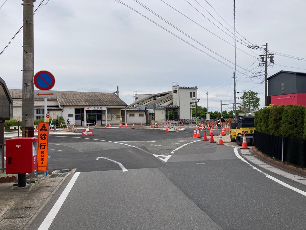 西側から東浦駅舎方向へ
