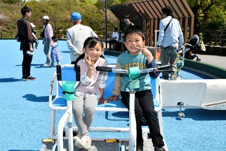 おもしろサイクルに乗る子供の写真