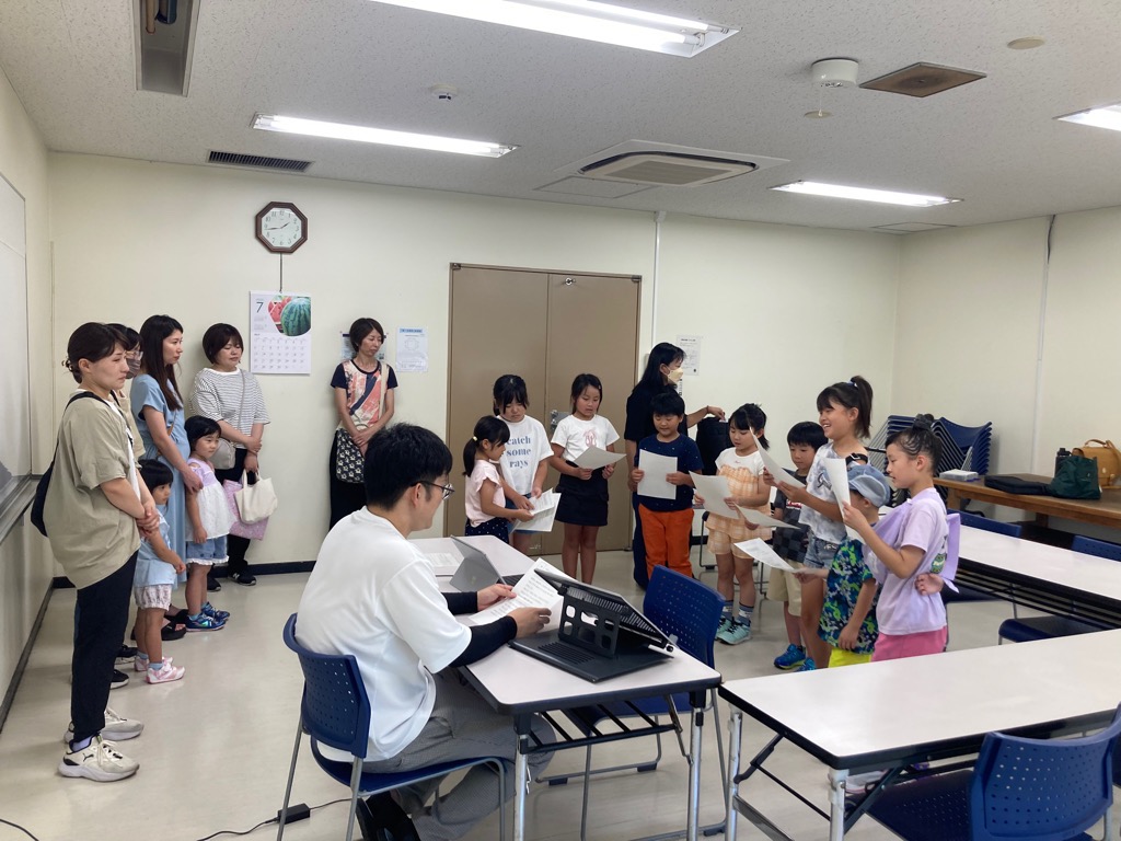 小学生の皆が発生練習している様子