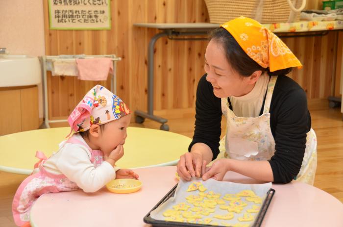 うららんでクッキー作りをする親子の写真