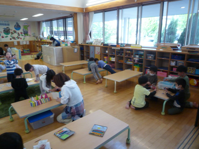 児童館工作室で子どもたちが好きなあそびを友達と一緒に遊んでいるところ