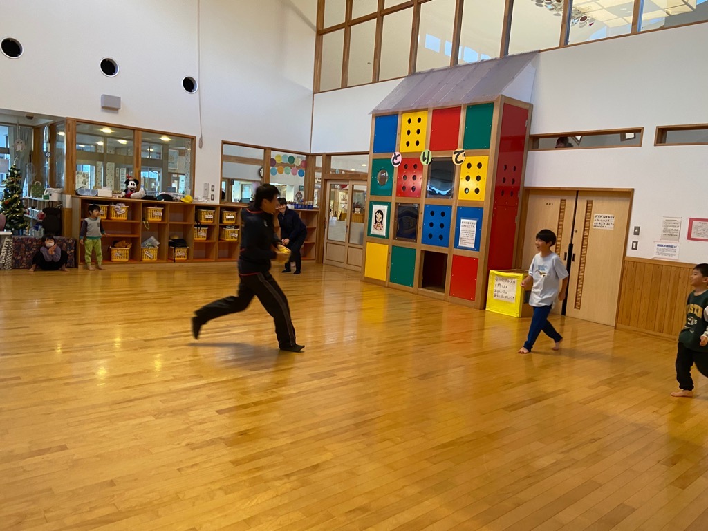 日高町長が児童館の子どもたちと天下の遊びをしているところ