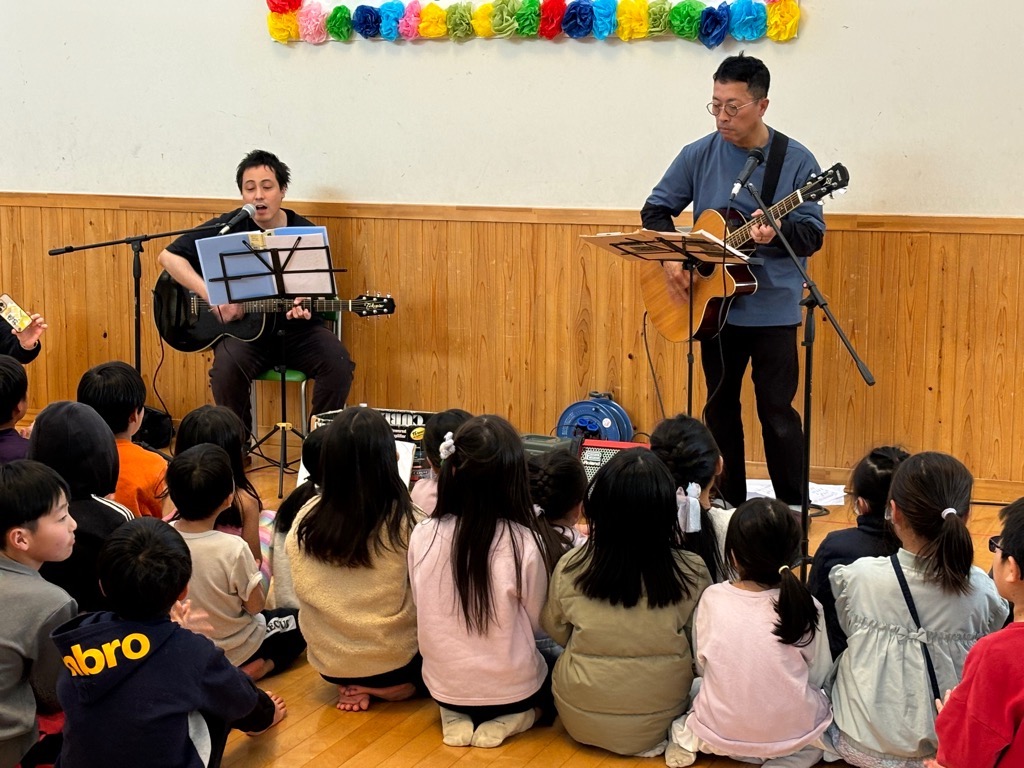 敬愛苑さんとの交流会にてゆでたまごさんの歌＆ギター演奏会をしているところ