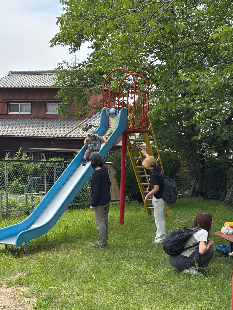こあらの日、公園の滑り台を子どもたちが楽しんでいるところ