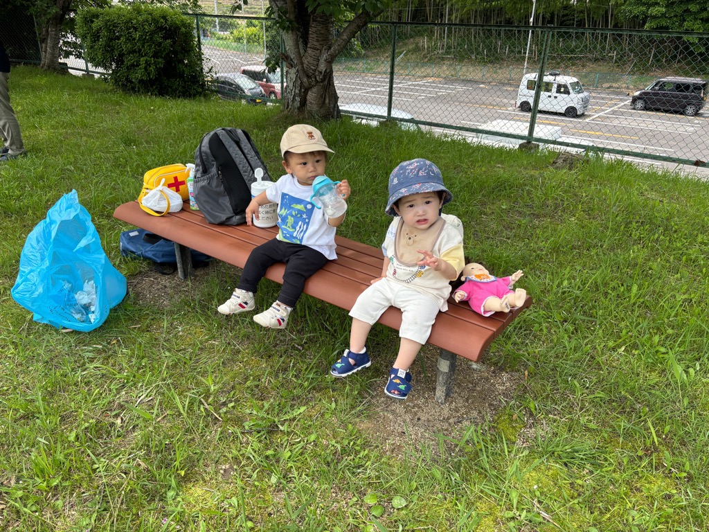 こあらの日公園のベンチで子どもが休憩しているところ