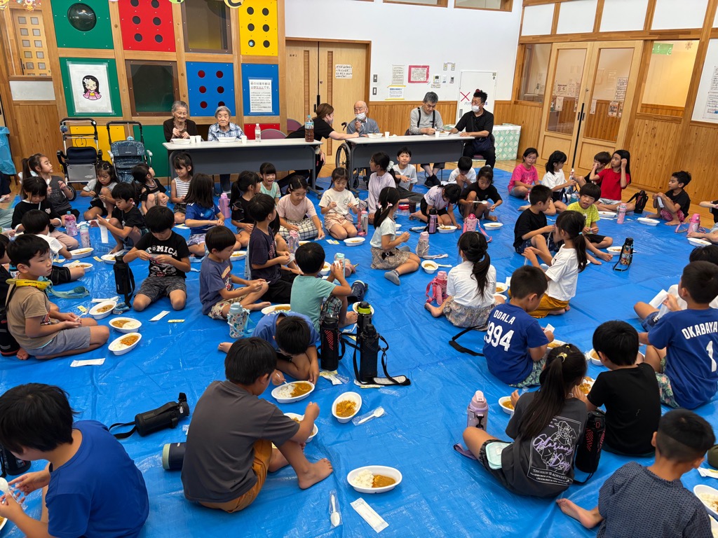 老人ホーム敬愛苑の入居者さんが来てくれて一緒にカレーを食べてるところ