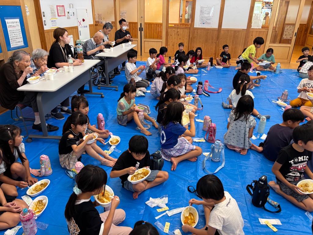 老人ホーム敬愛苑の入居者さんがきてくれて一緒にカレーをたべてるところ
