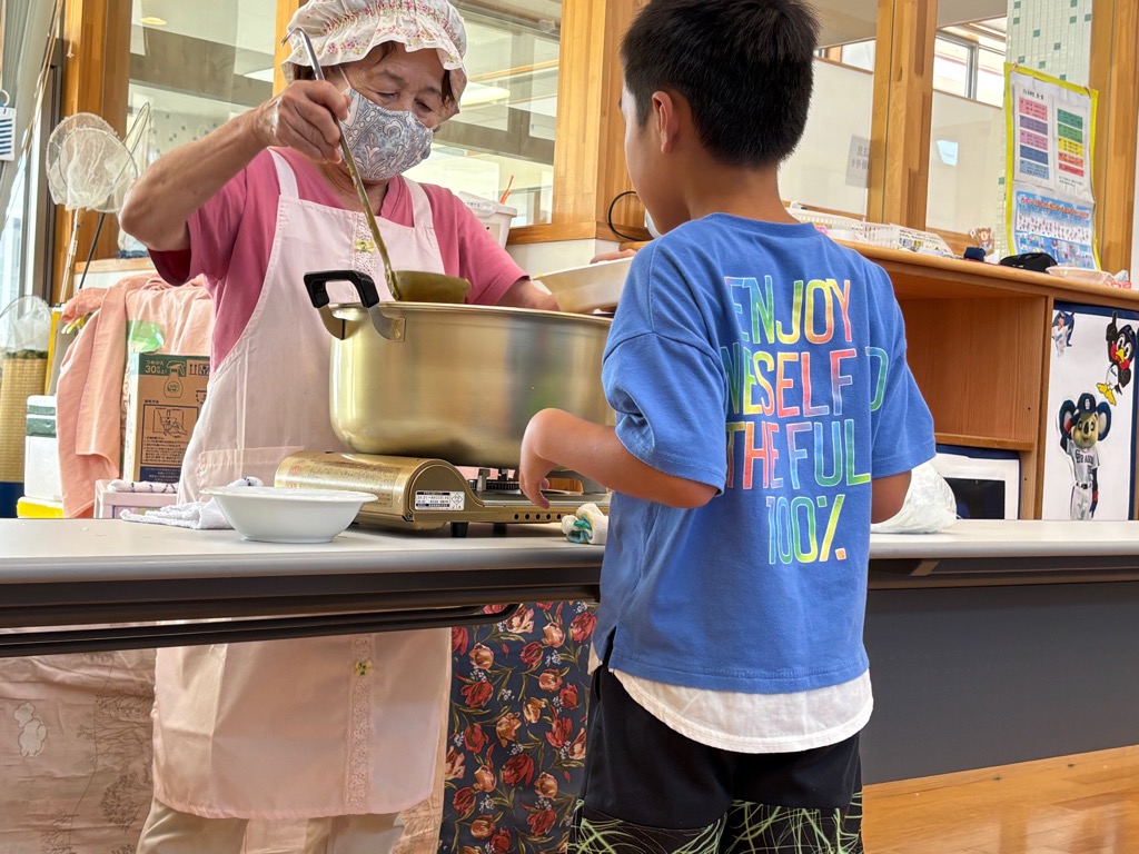 カレーのおかわりをしているところ