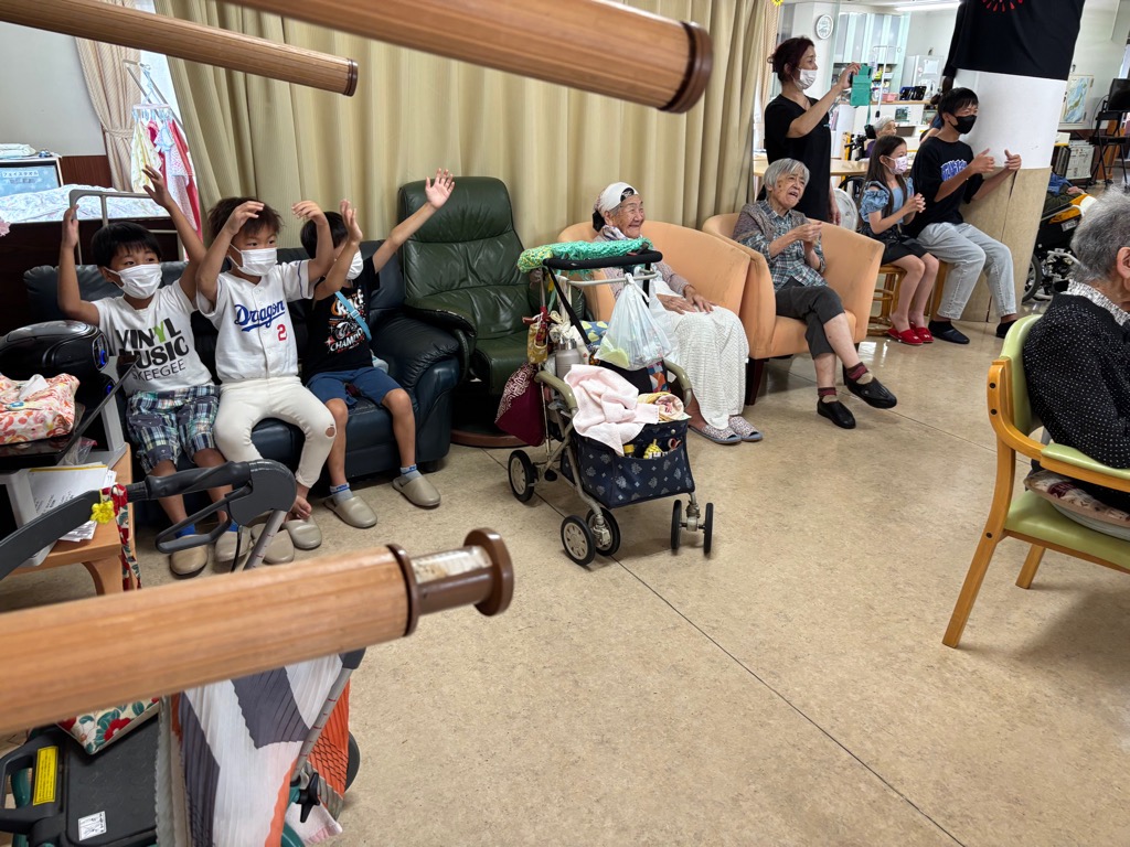 男の子たちがいっしょに歌っておどっているところ