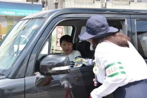 啓発物品を運転手に手渡す様子