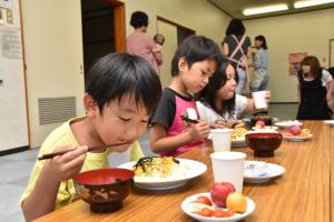 ちらし寿司を食べる男の子