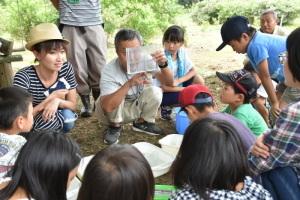 採集した生き物を解説する自然観察員の方