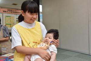 赤ちゃんを抱く中学生
