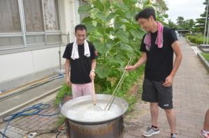 麺をゆでる生路おやじの会の方