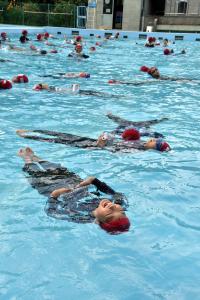 ペットボトルで浮かぶ児童ら