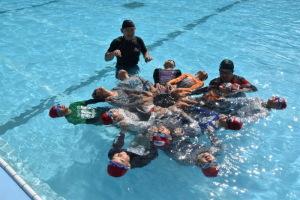 浮き輪1つで10人以上の児童が浮かぶことができる