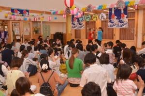 音楽に合わせて楽しく踊る