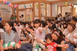 笑顔で踊る子どもたち