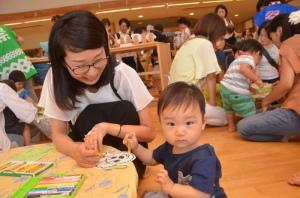 お面の色をぬる男の子