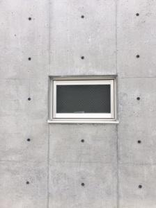 男子トイレ窓ガラス