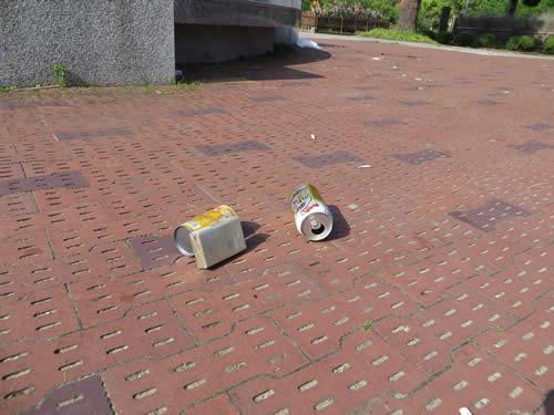 (写真)散乱した缶や吸殻