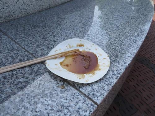 (写真)肉等を食べた食器