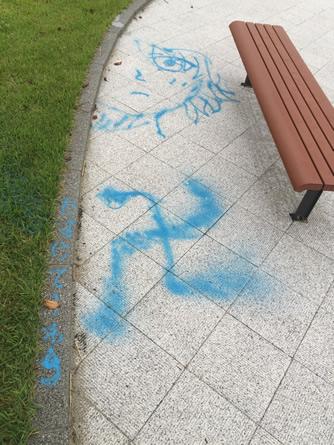 (写真)展望台の舗装の落書き1