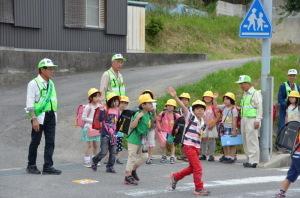 小学生の通学を見守るボランティアの写真