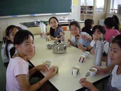 写真:森岡小つめたいおやつ作り