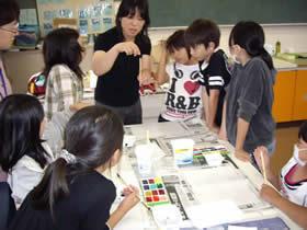 写真:絵手紙作りの様子1