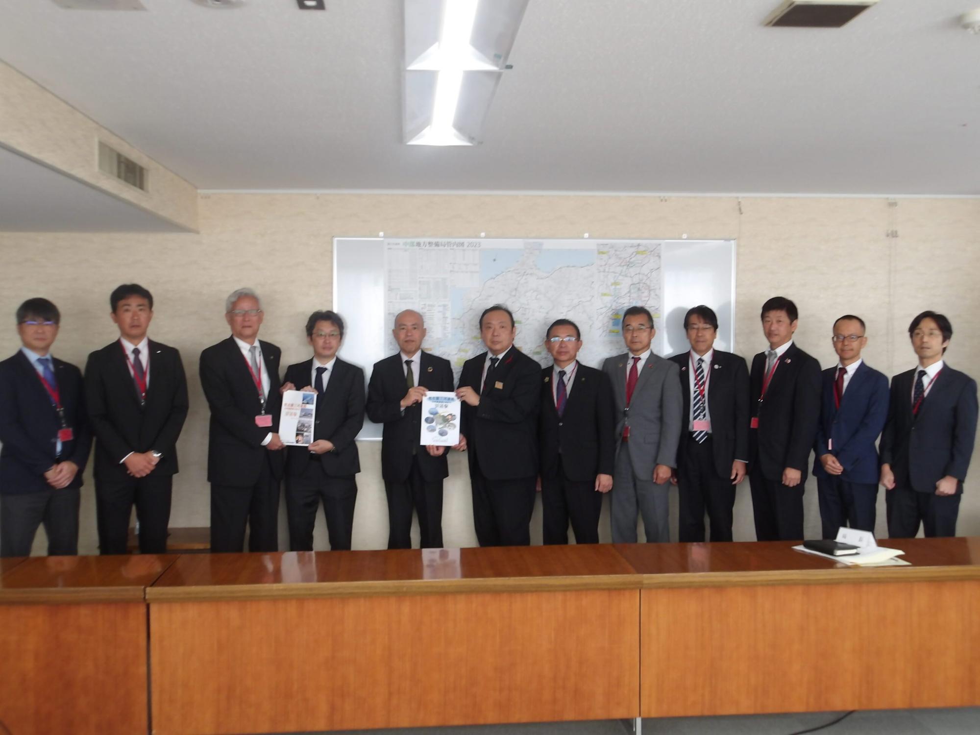 名古屋三河道路推進協議会中部地方整備局要望の様子