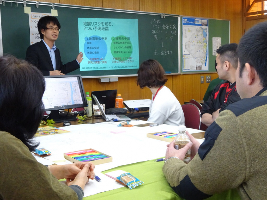 プロジェクトチームの代表の方が地震リスクについて話している様子