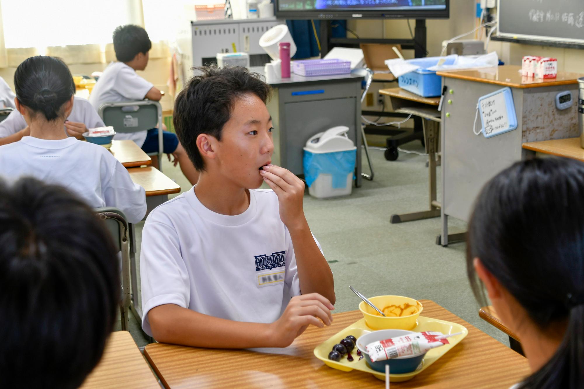ぶどうを食べる生徒