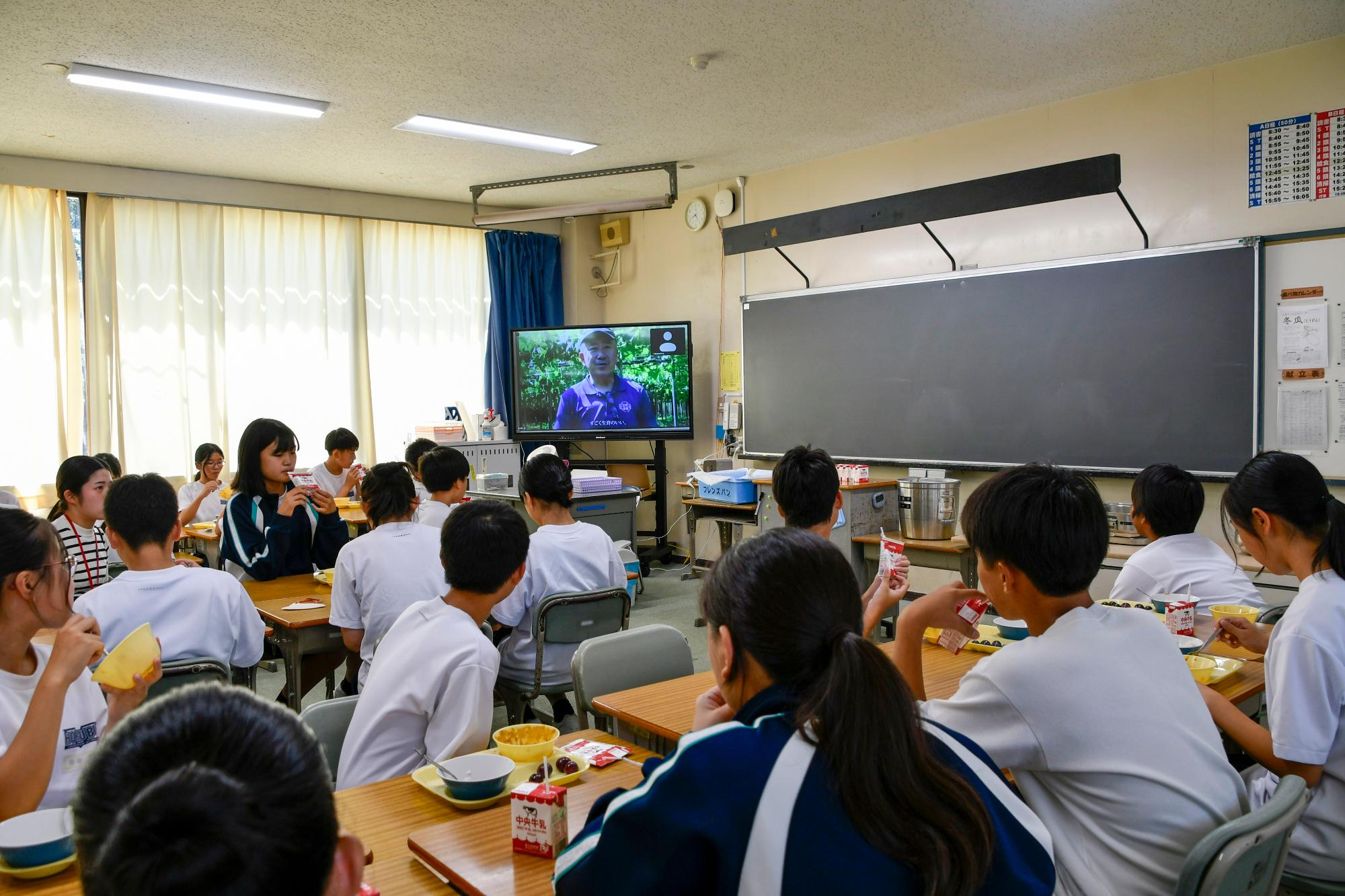 ぶどう農家へのインタビューを放送している様子