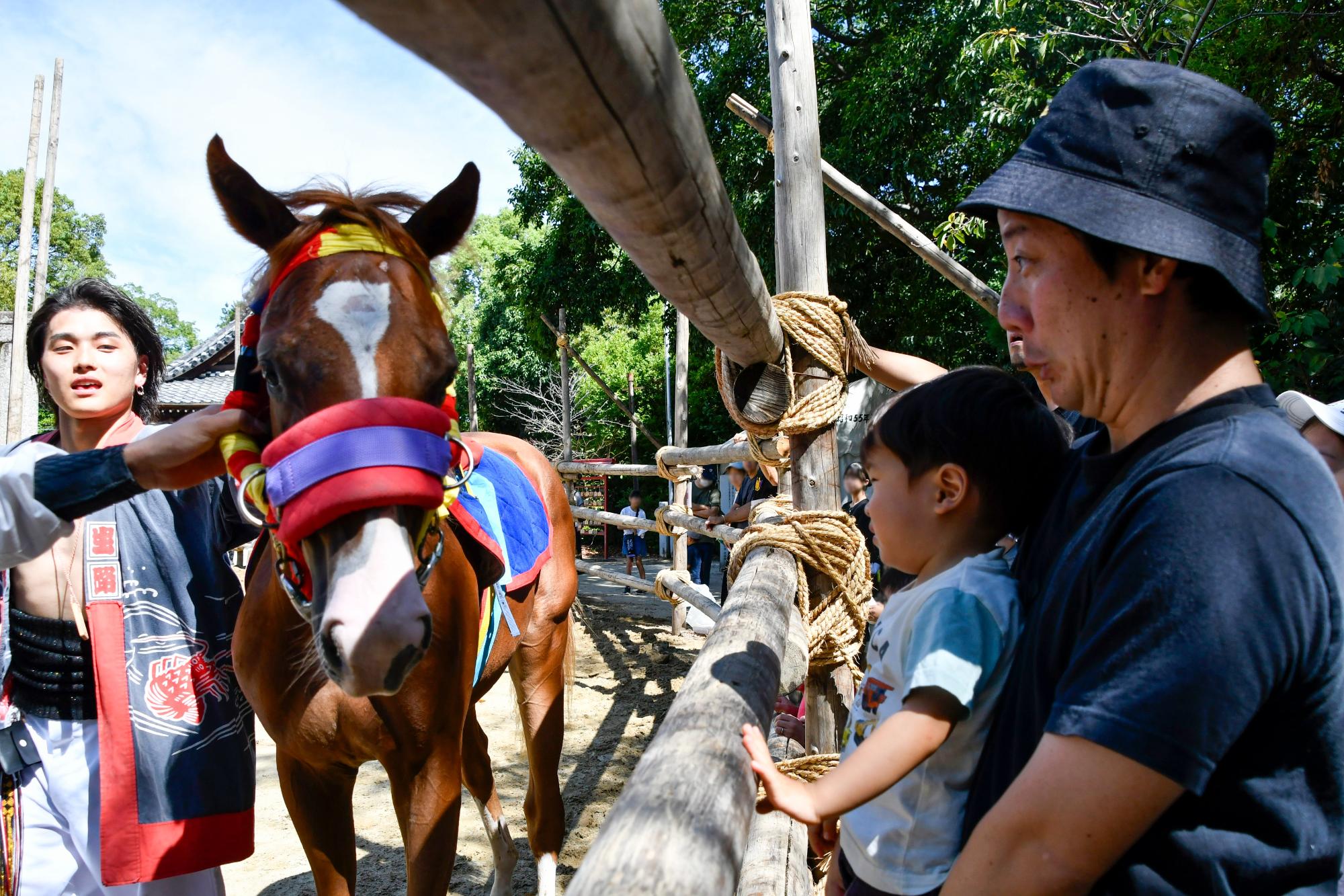 駆け馬の迫力に圧倒される見物客