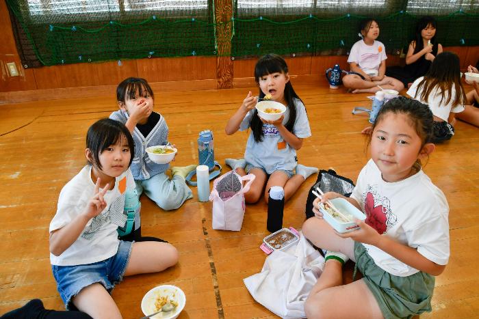 友達とカレーや持参した弁当を食べる児童たち