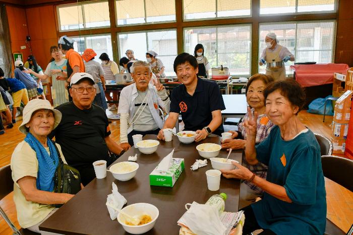 東浦町長とカレーを食べる方々