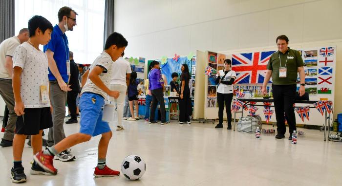 イギリスのブースでボールをける子ども