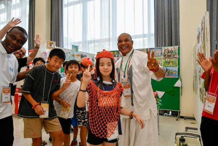 民族的な衣装に身を包む子ども