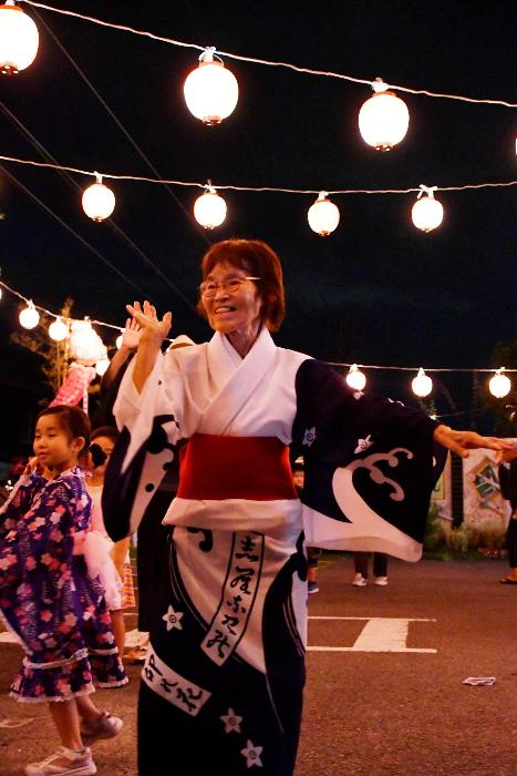 踊りを楽しむ来場者