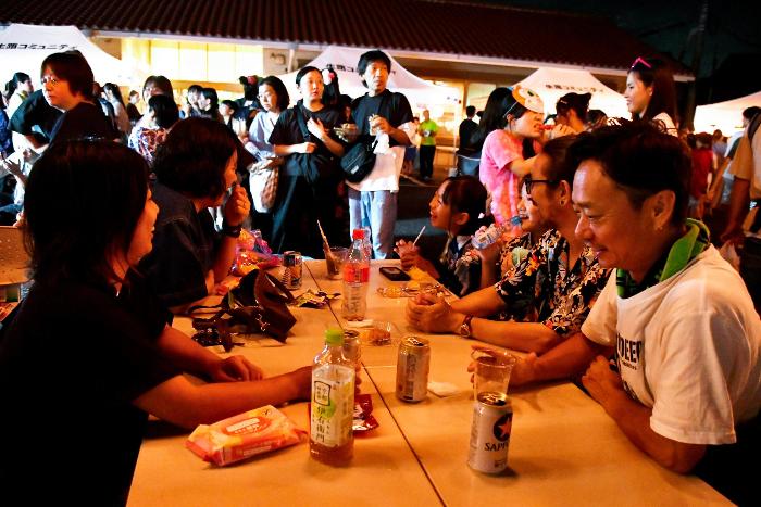 会場で食事を楽しむ来場者