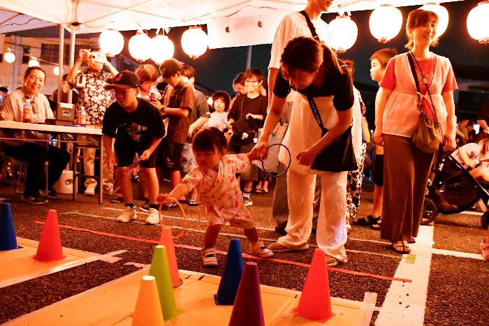 輪投げブースを楽しむ親子