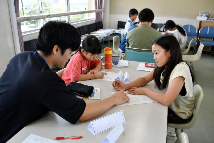 算数を教えてもらいながら取り組む様子