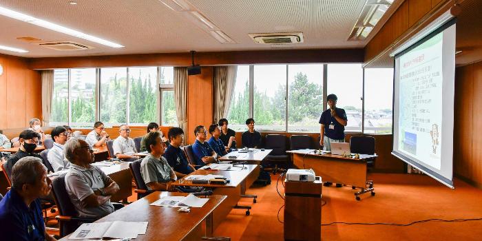 被災地での活動内容について報告する町職員