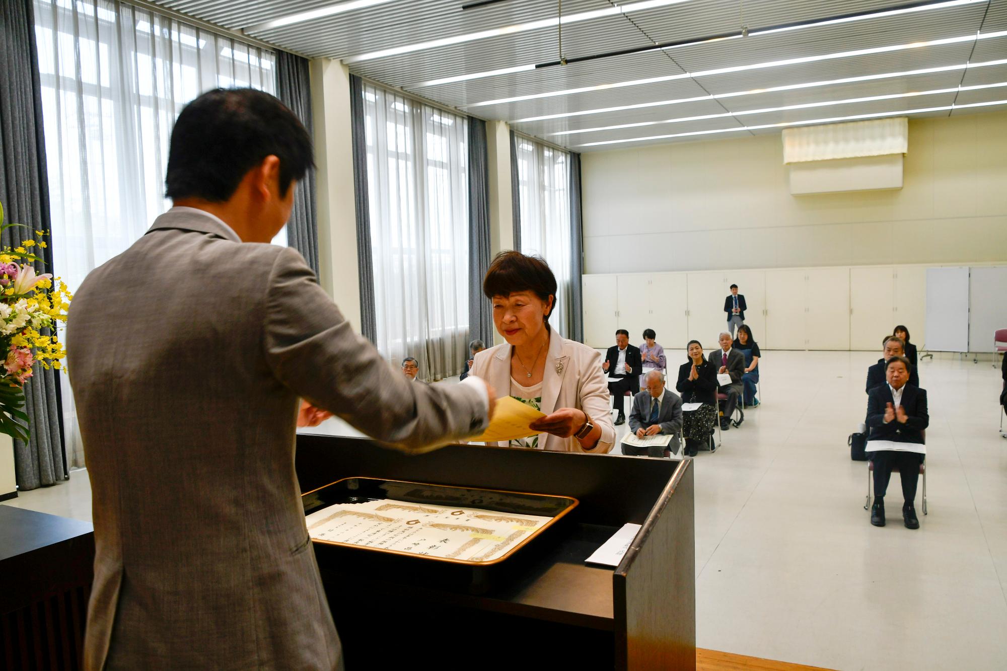 表彰状を受け取る受賞者