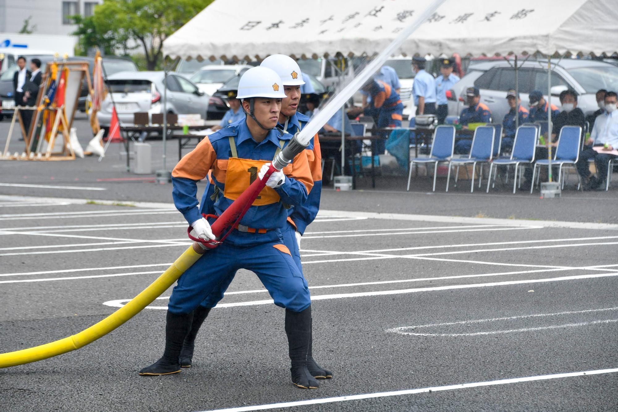 操法大会で放水をする石浜分団員