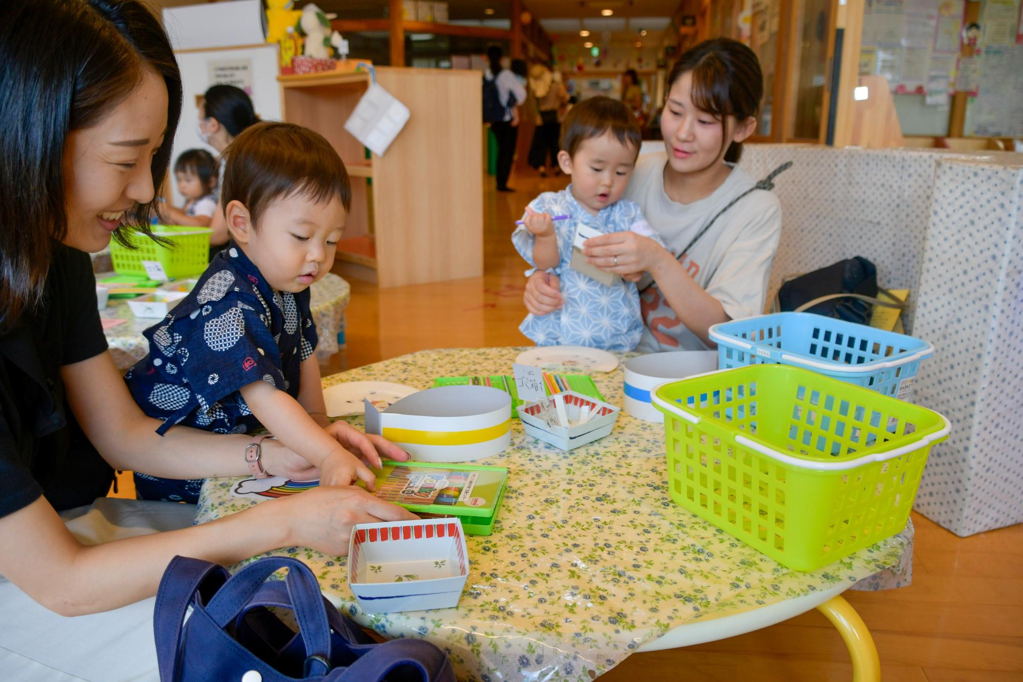 うららんフェスタで工作をする親子