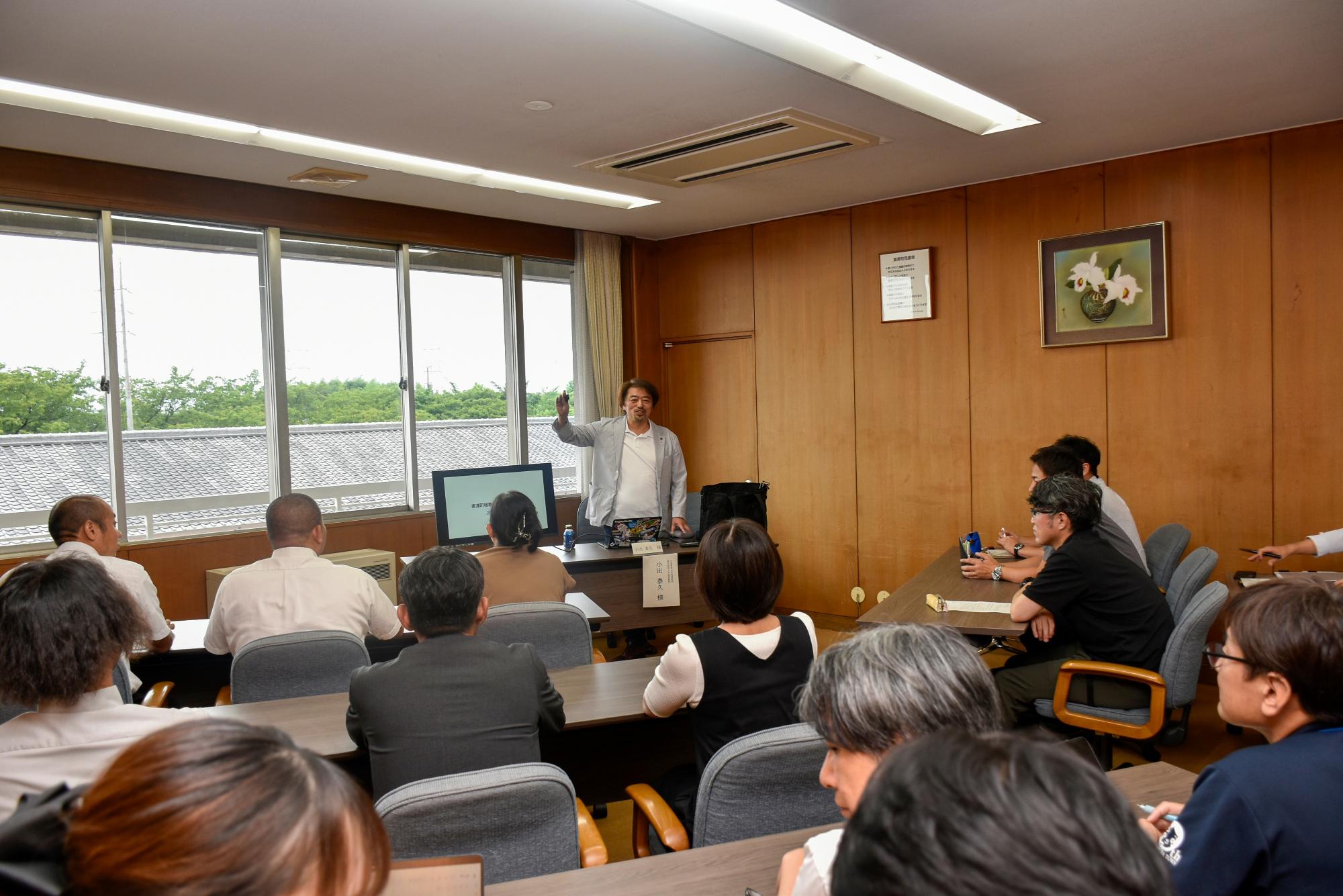 小出氏が研修で話す様子